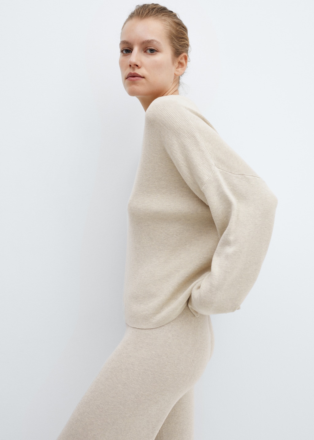 Round-neck knitted sweater - Medium plane