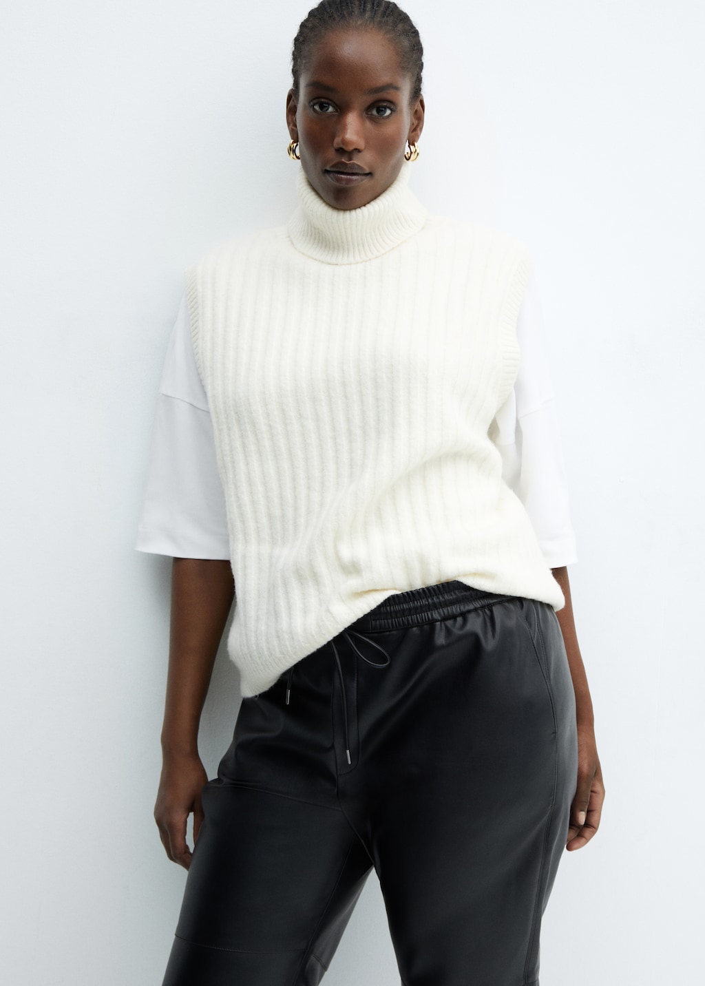 Leather-effect elastic waist trousers - Details of the article 5