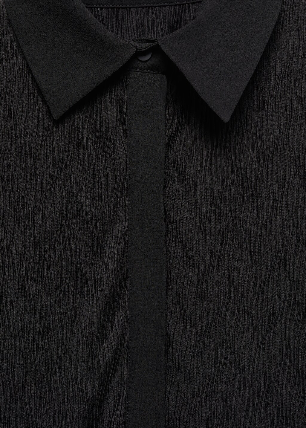 Textured shirt with buttons - Details of the article 8