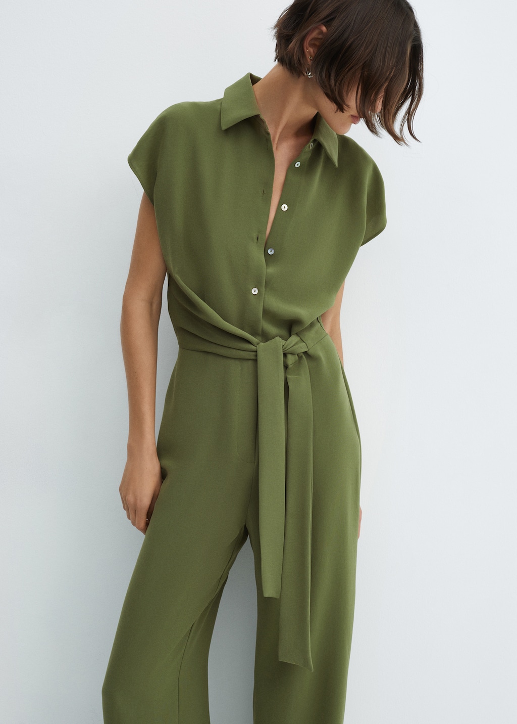 Langer Jumpsuit mit Schleife - Mittlere Ansicht