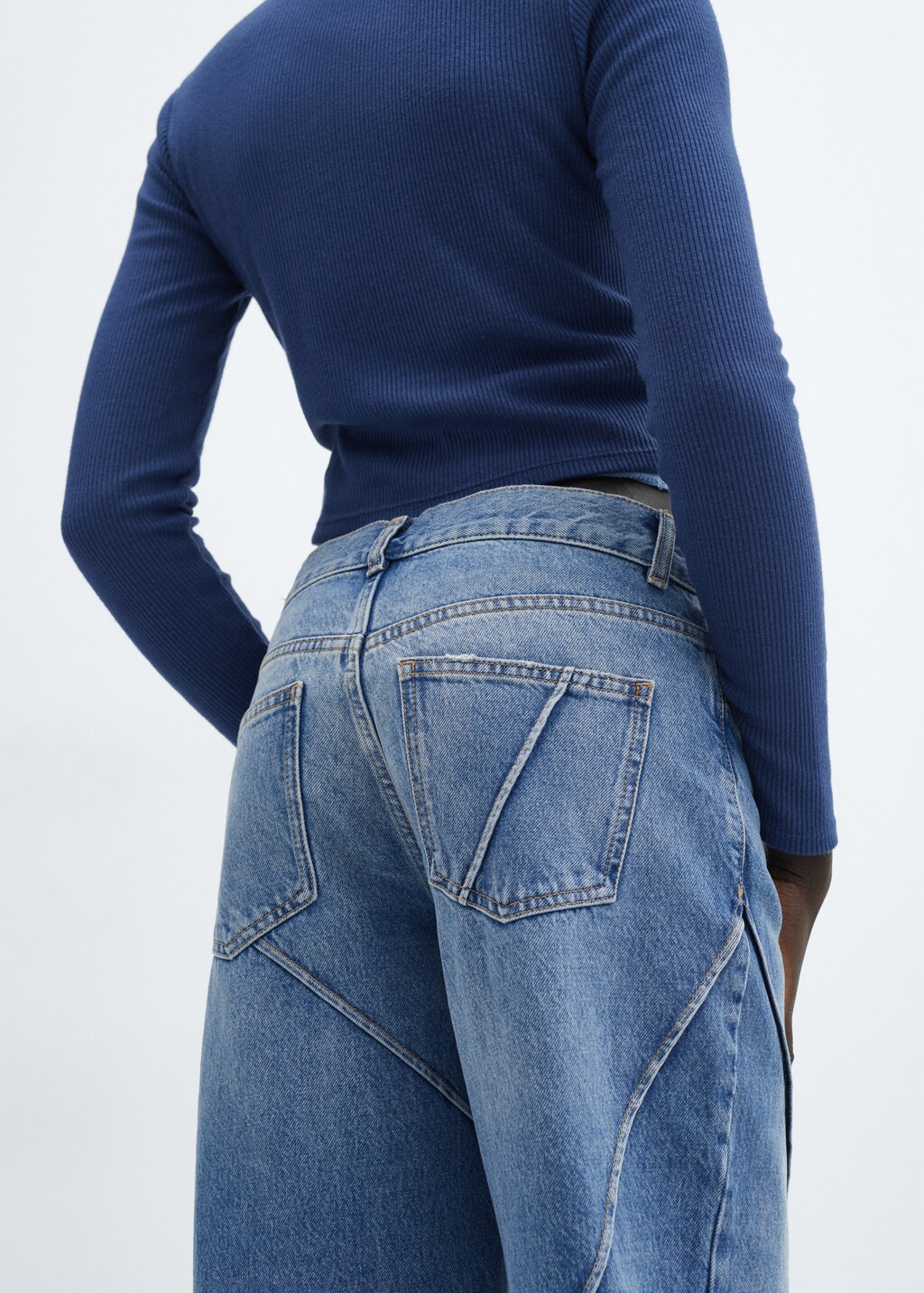 Wideleg jeans with decorative seams - Details of the article 2