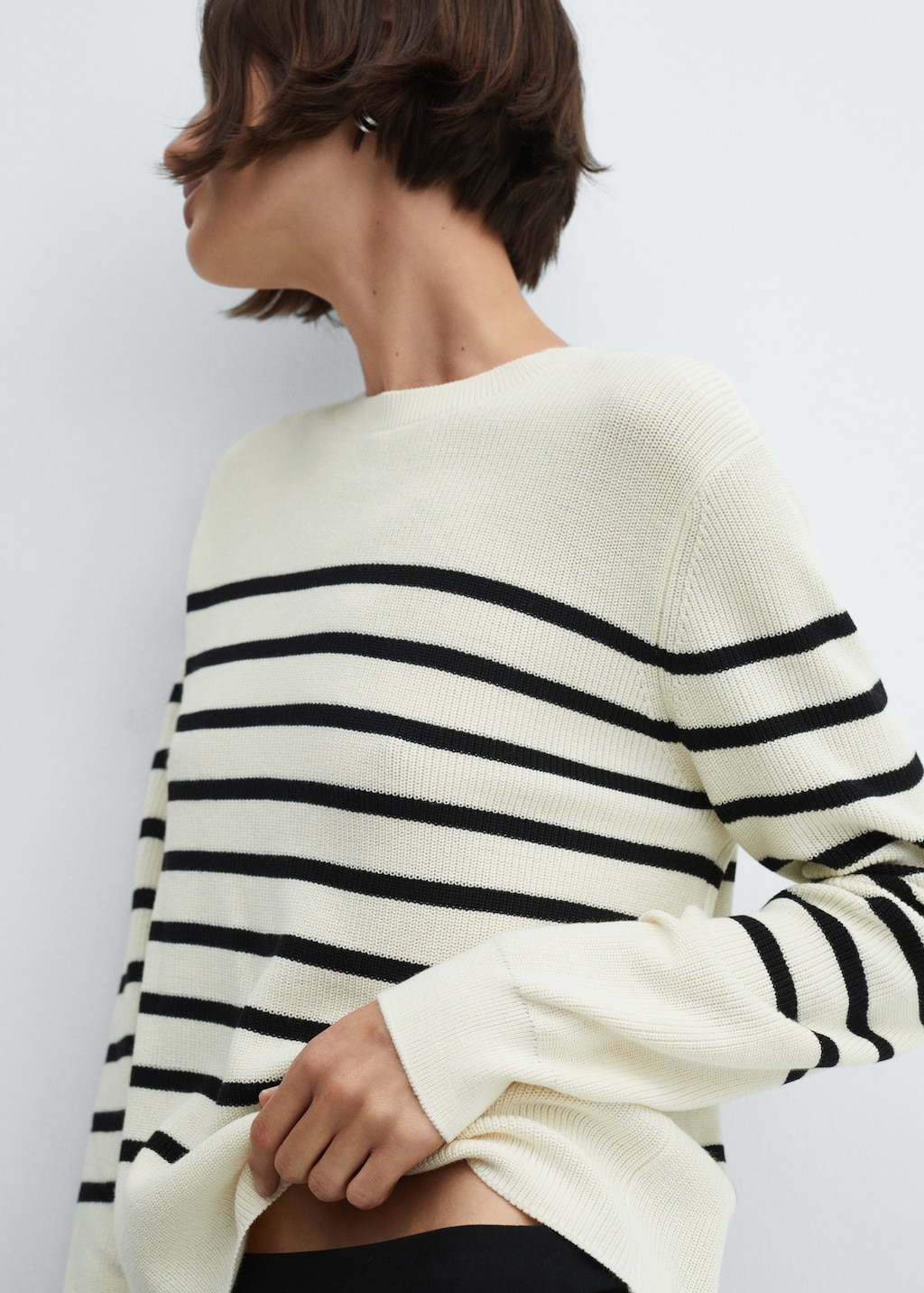 Round-neck knitted sweater - Medium plane