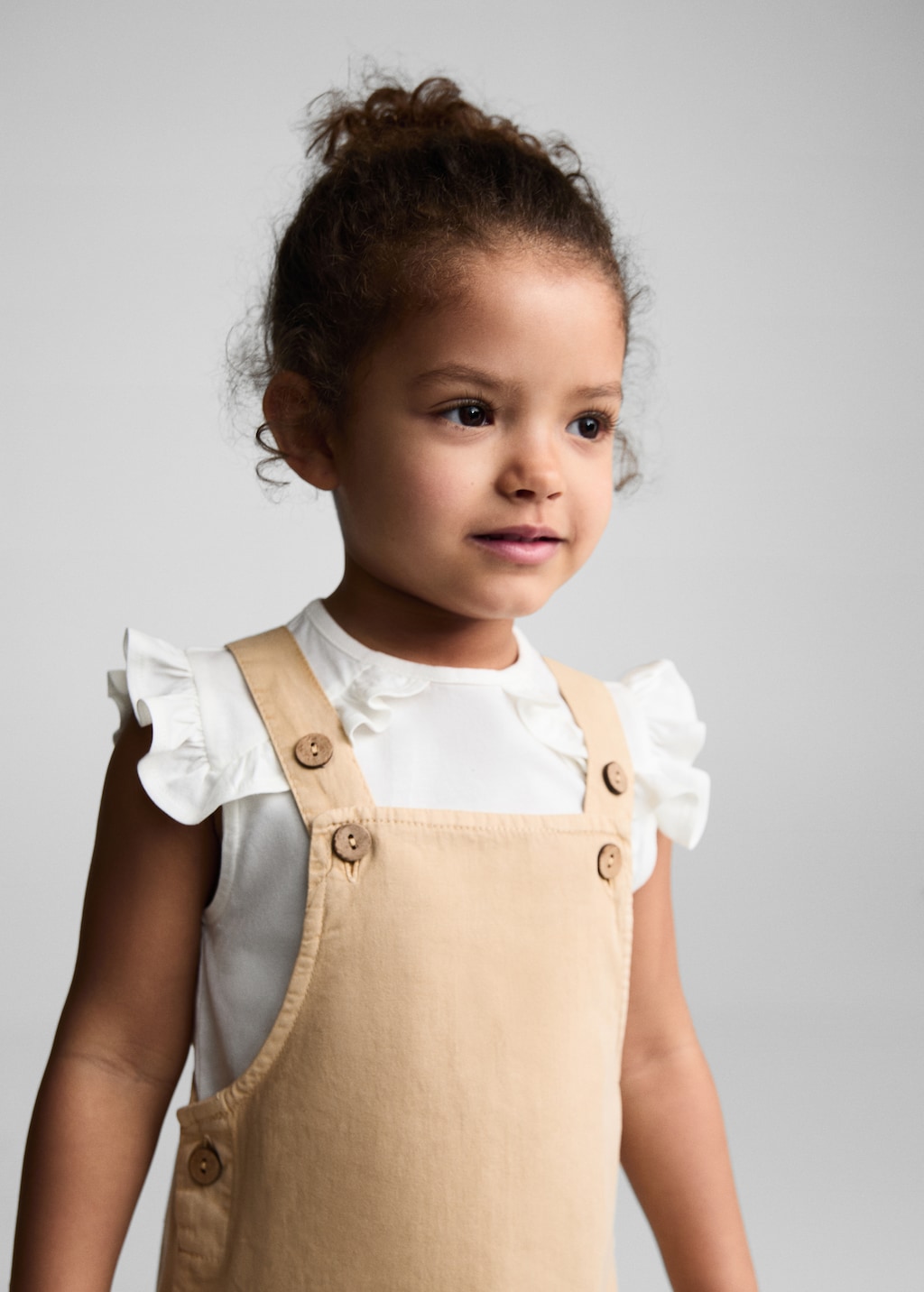 Natural-dye pinafore with buttons - Details of the article 1