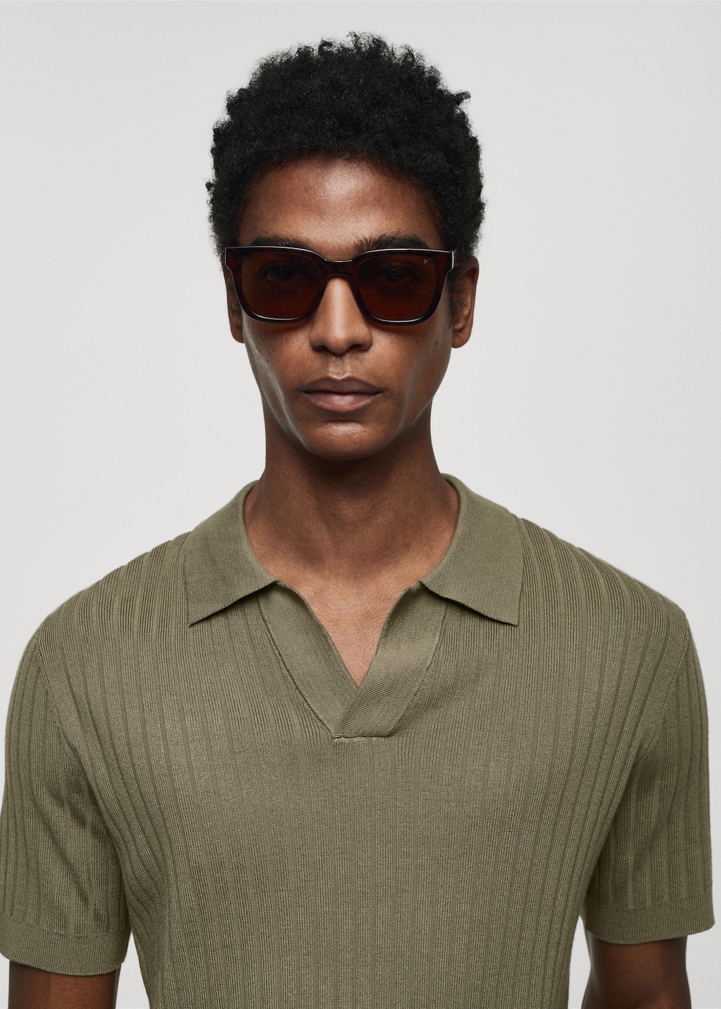 Short-sleeved ribbed knit polo shirt - Details of the article 1