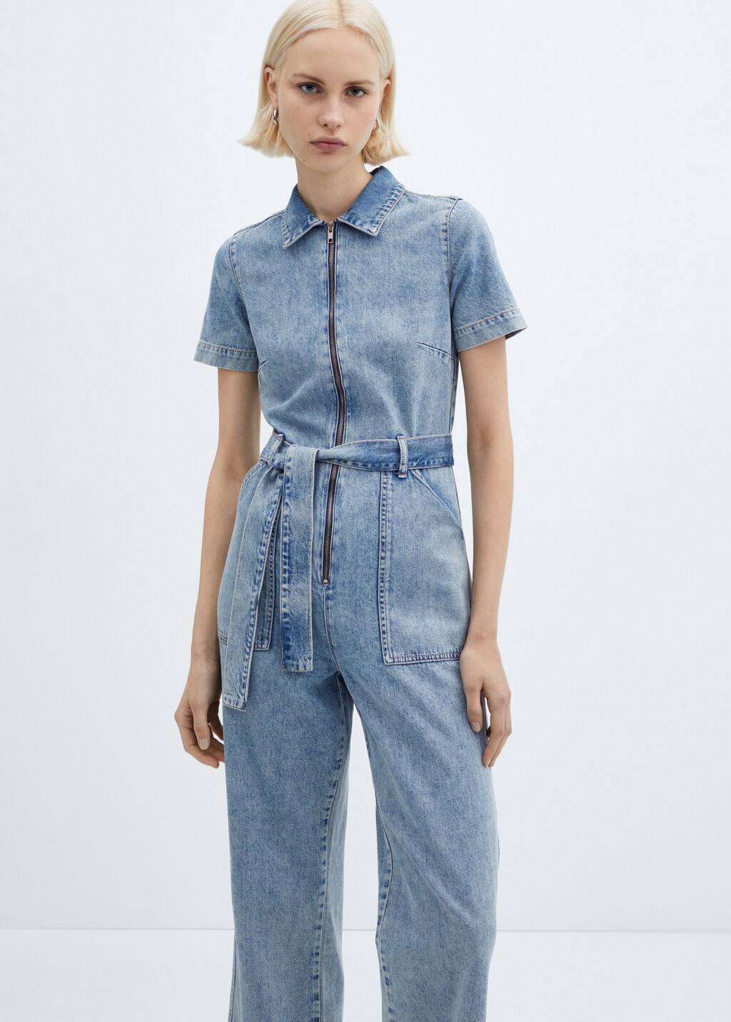 Kurzärmliger Jeans-Jumpsuit - Mittlere Ansicht