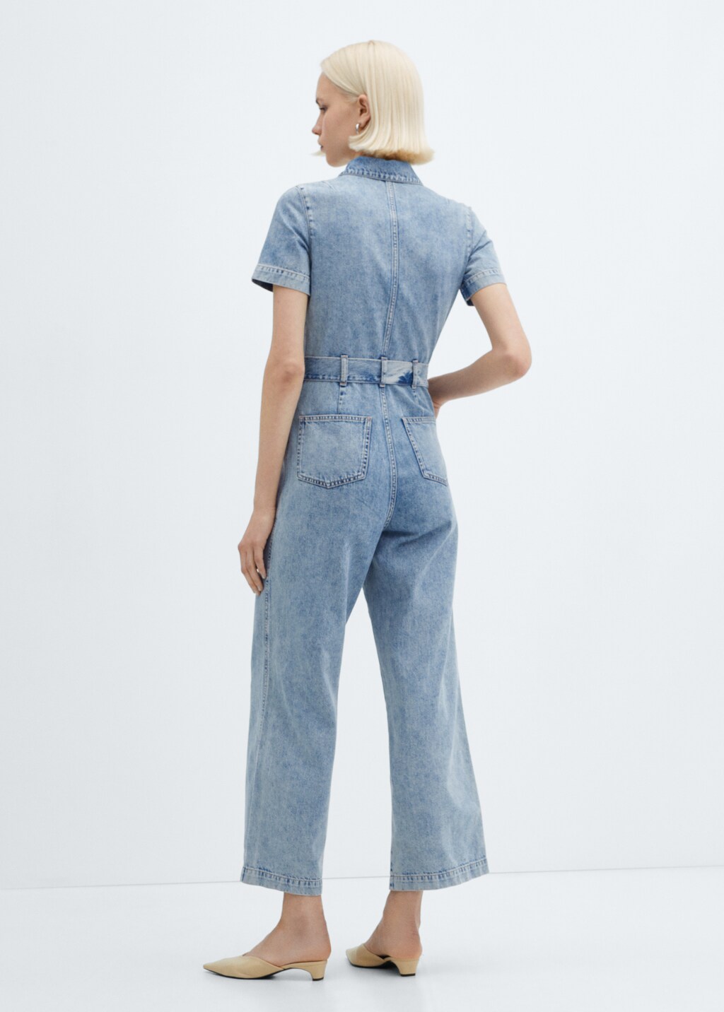 Kurzärmliger Jeans-Jumpsuit - Rückseite des Artikels