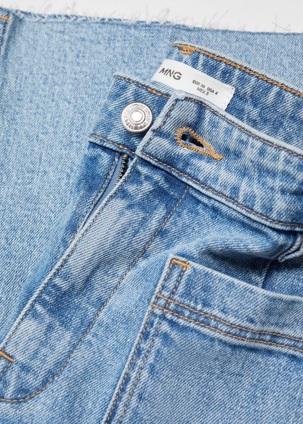 Flared cropped jeans with pockets - Details of the article 8