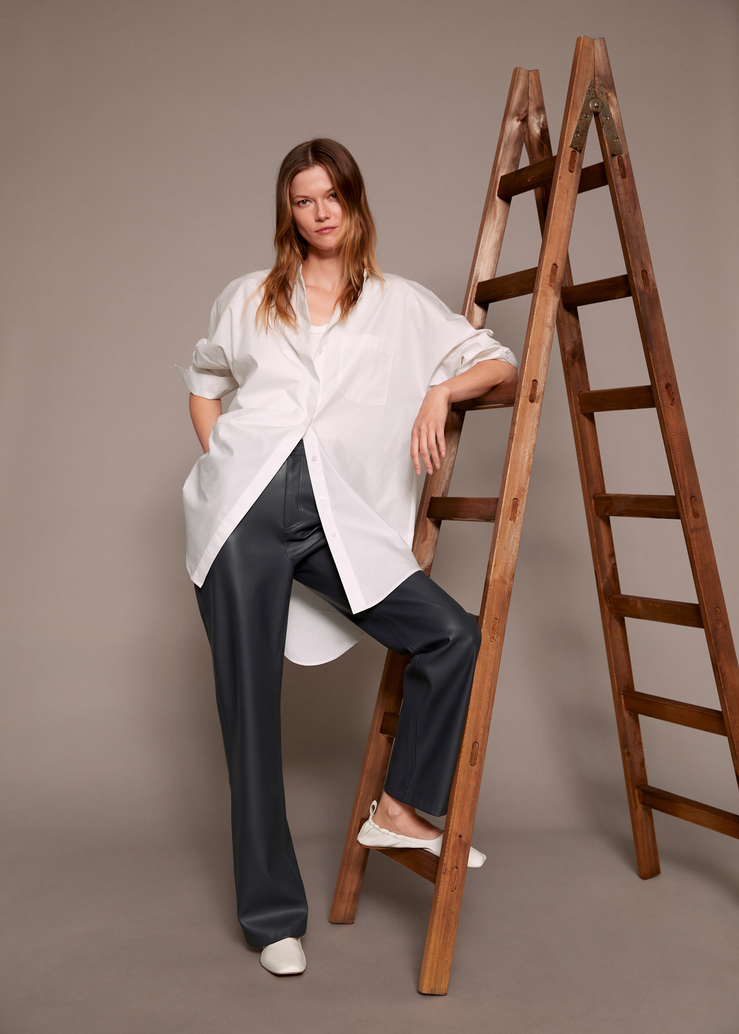 Leather-effect straight trousers - Details of the article 7