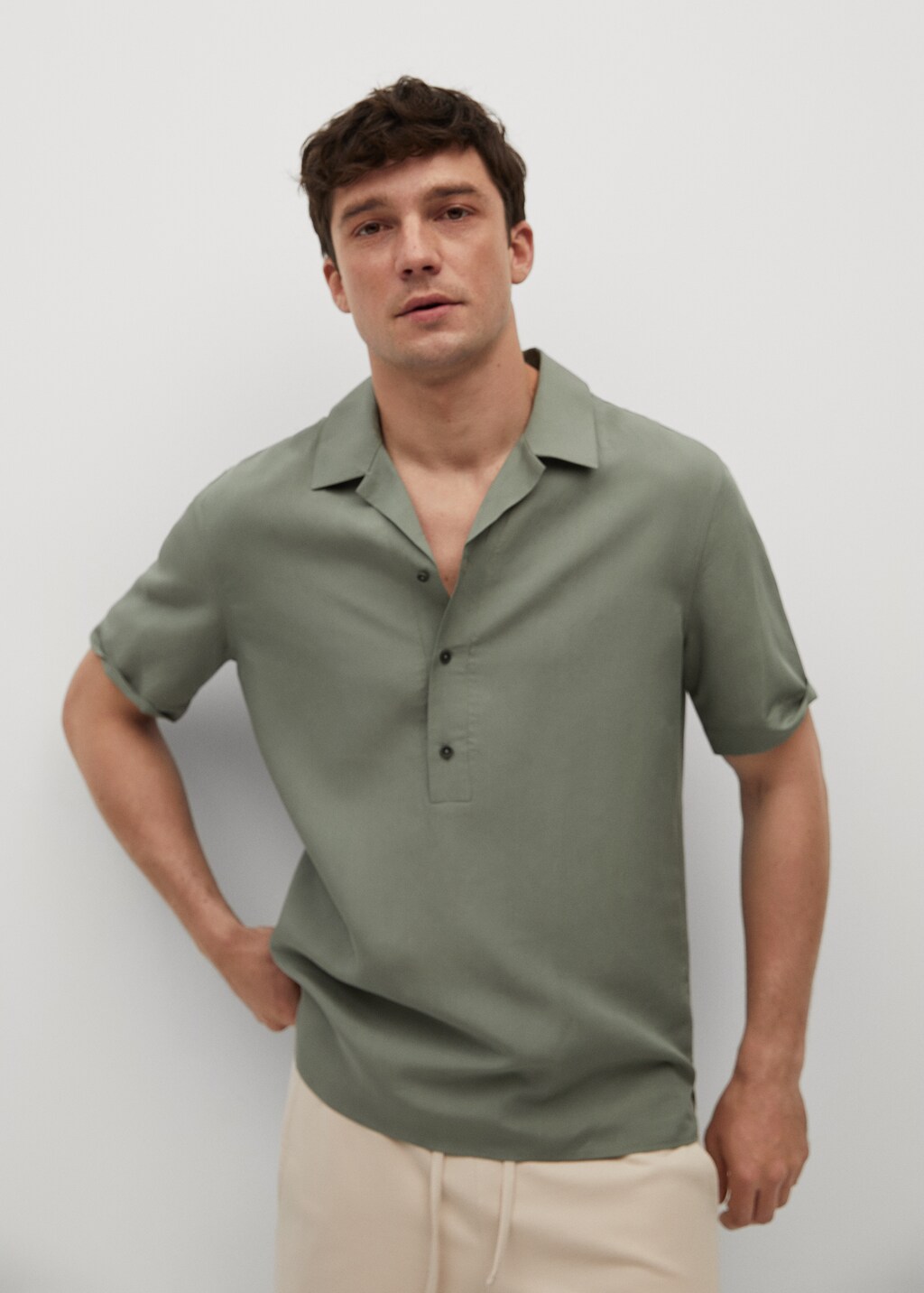 Camisa regular fit lino manga corta - Plano medio