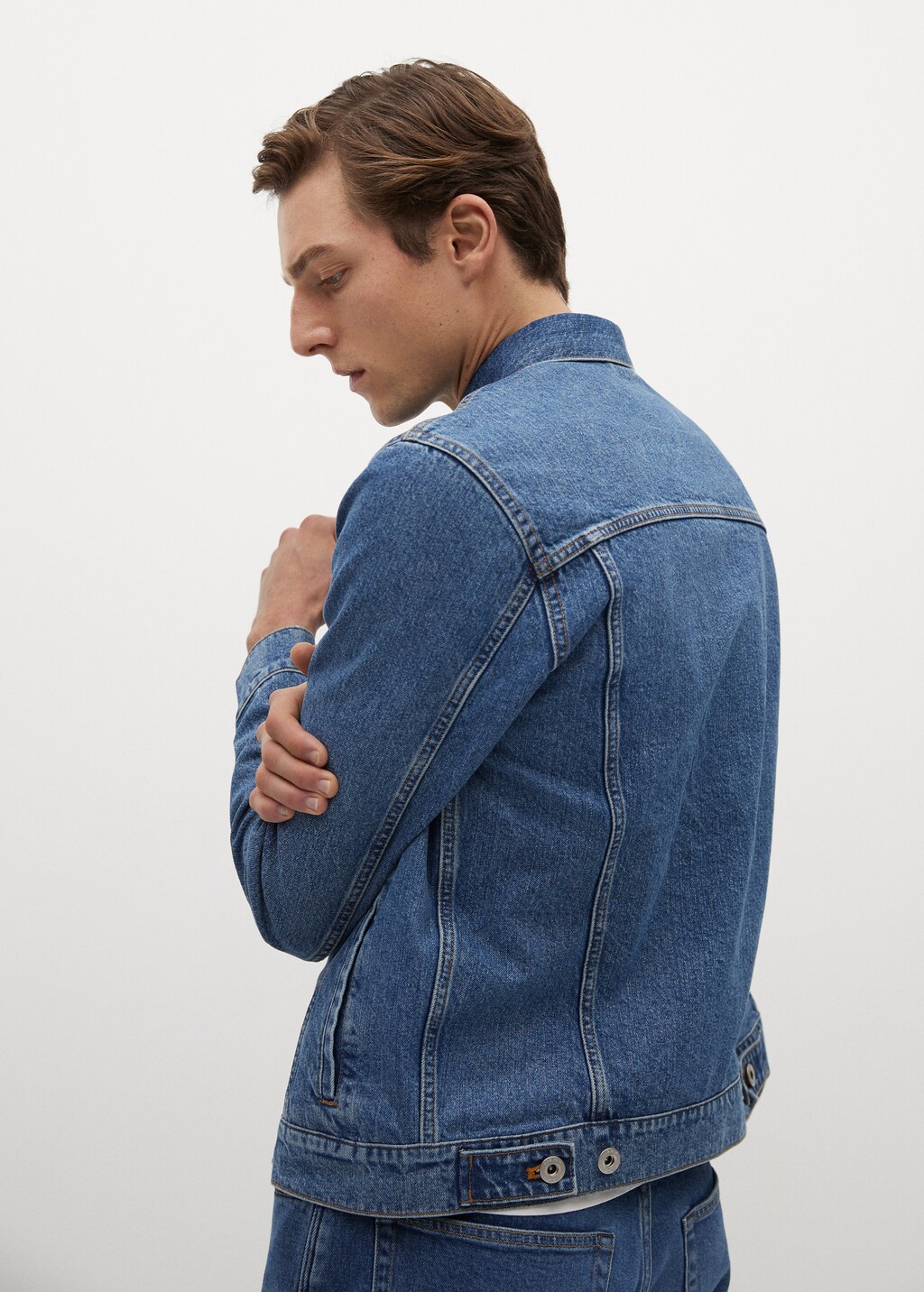 Medium-wash denim jacket - Reverse of the article