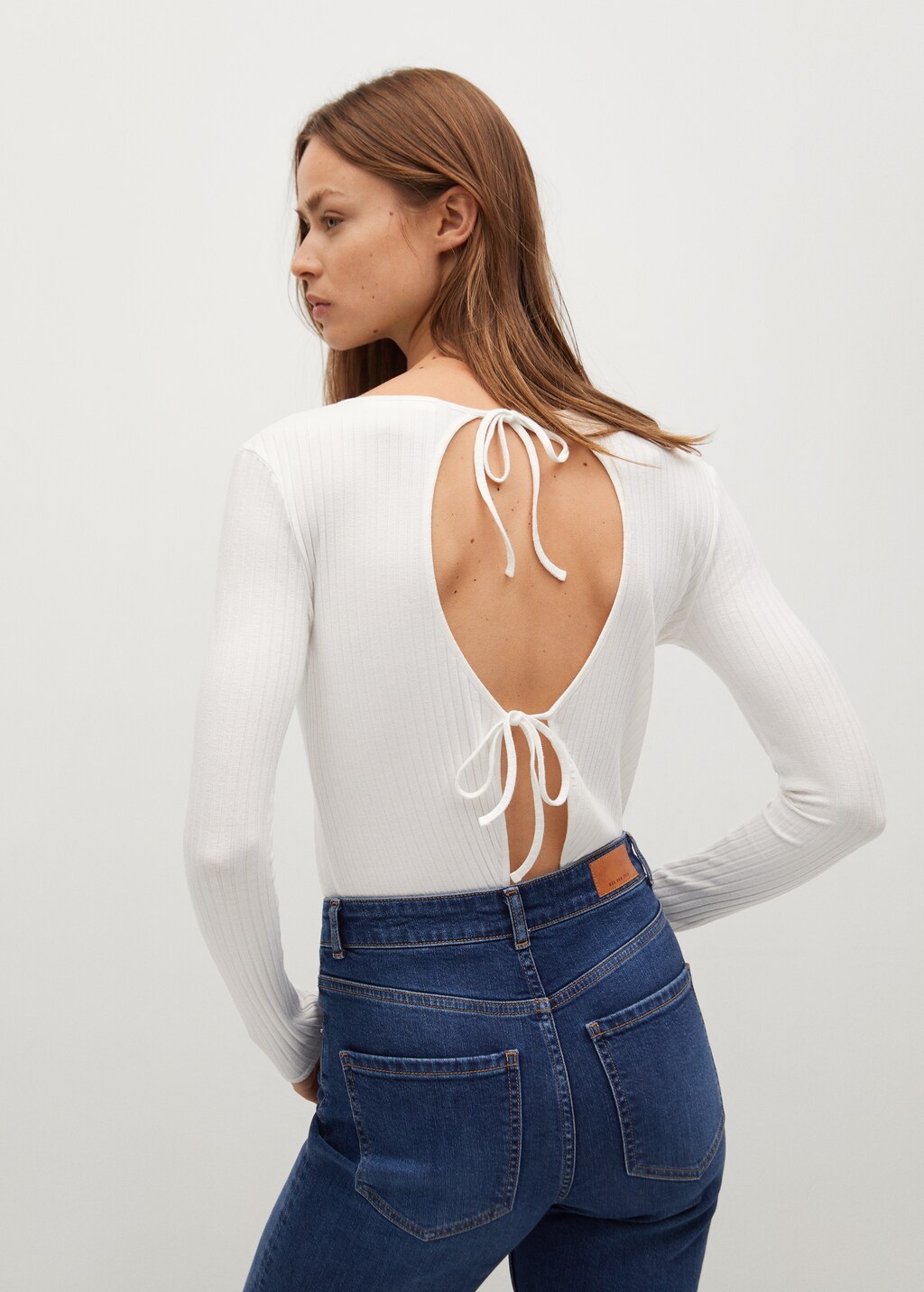 Long sleeved t-shirt with open back  - Reverse of the article