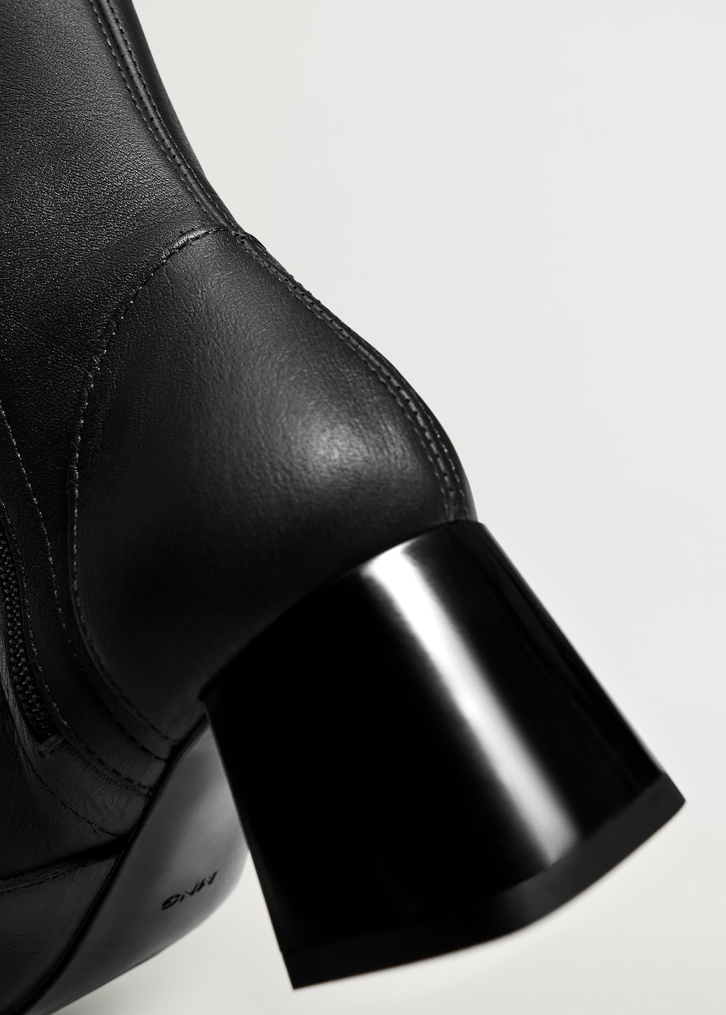 Leather boots with tall leg - Details of the article 3