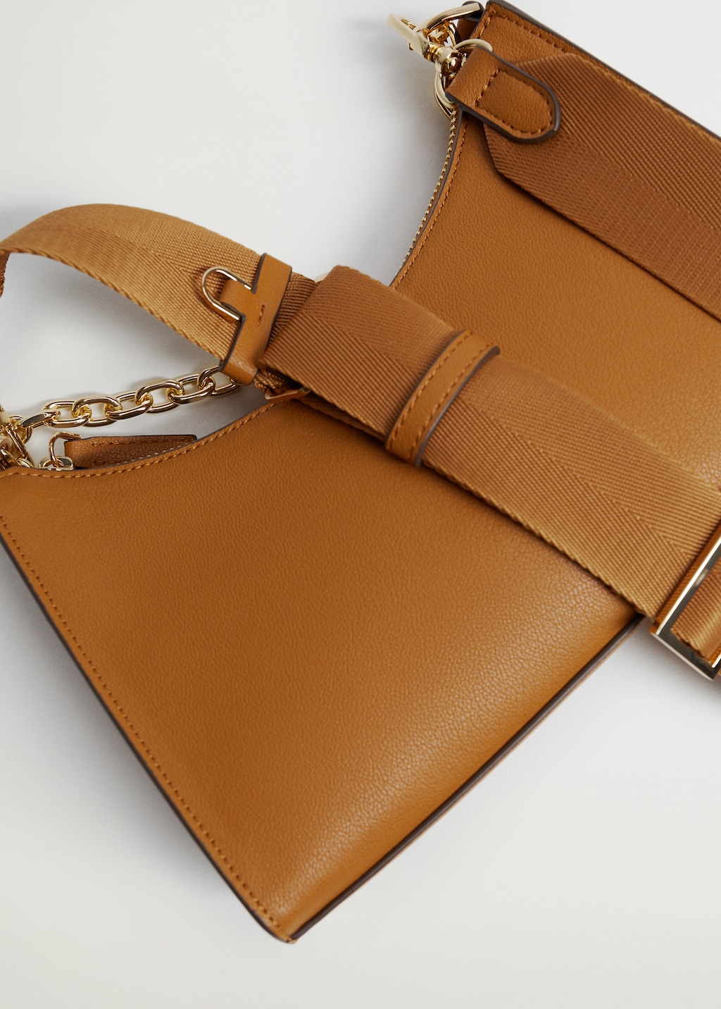 Crossbody bag with chain - Details of the article 3