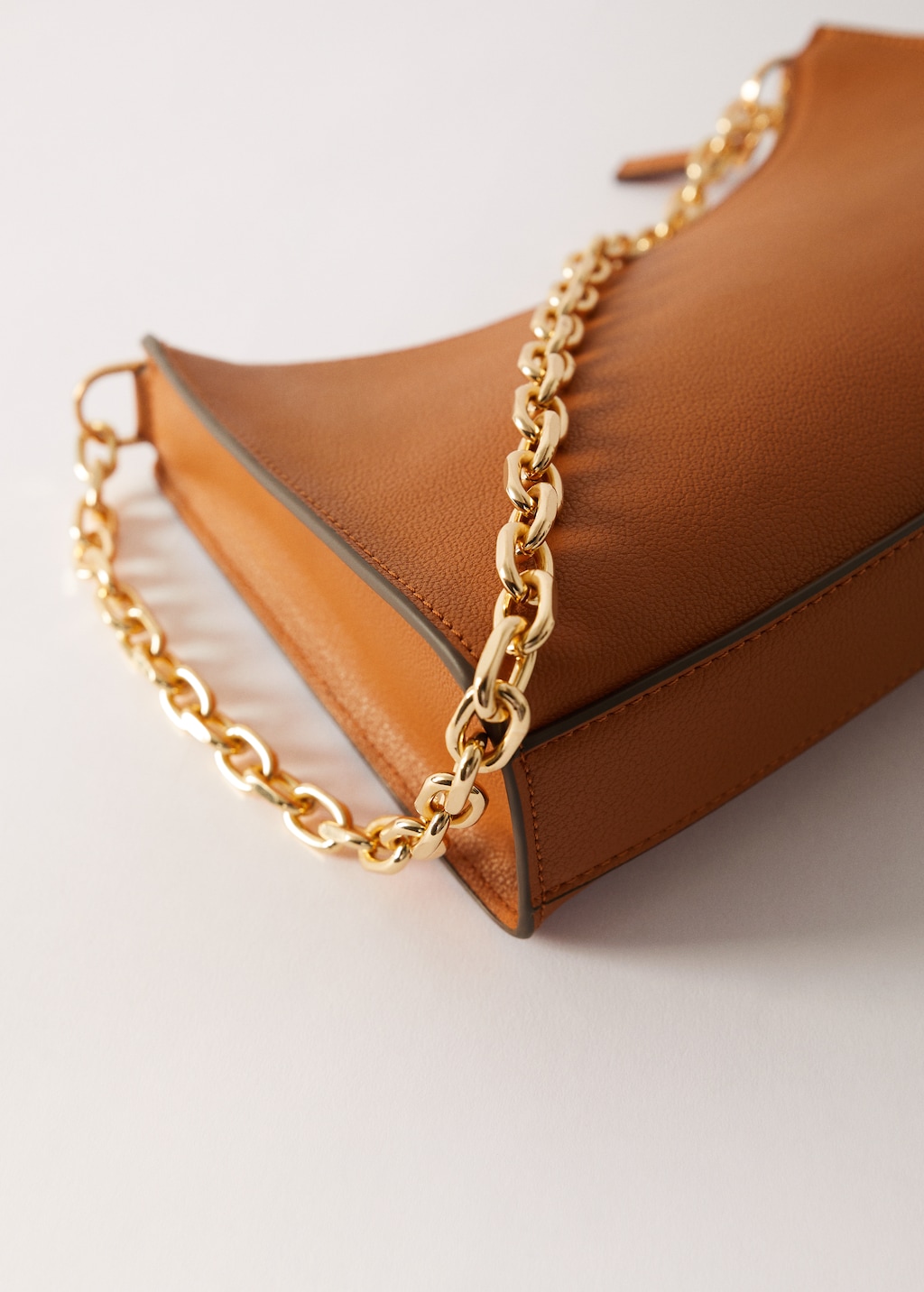 Crossbody bag with chain - Details of the article 5